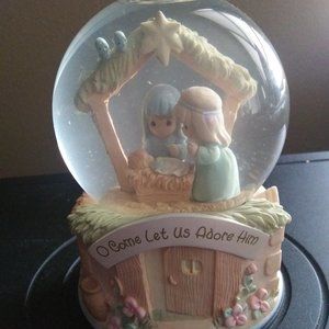 Precious Moments Musical Waterglobe - Nativity - O Come Let Us Adore Him